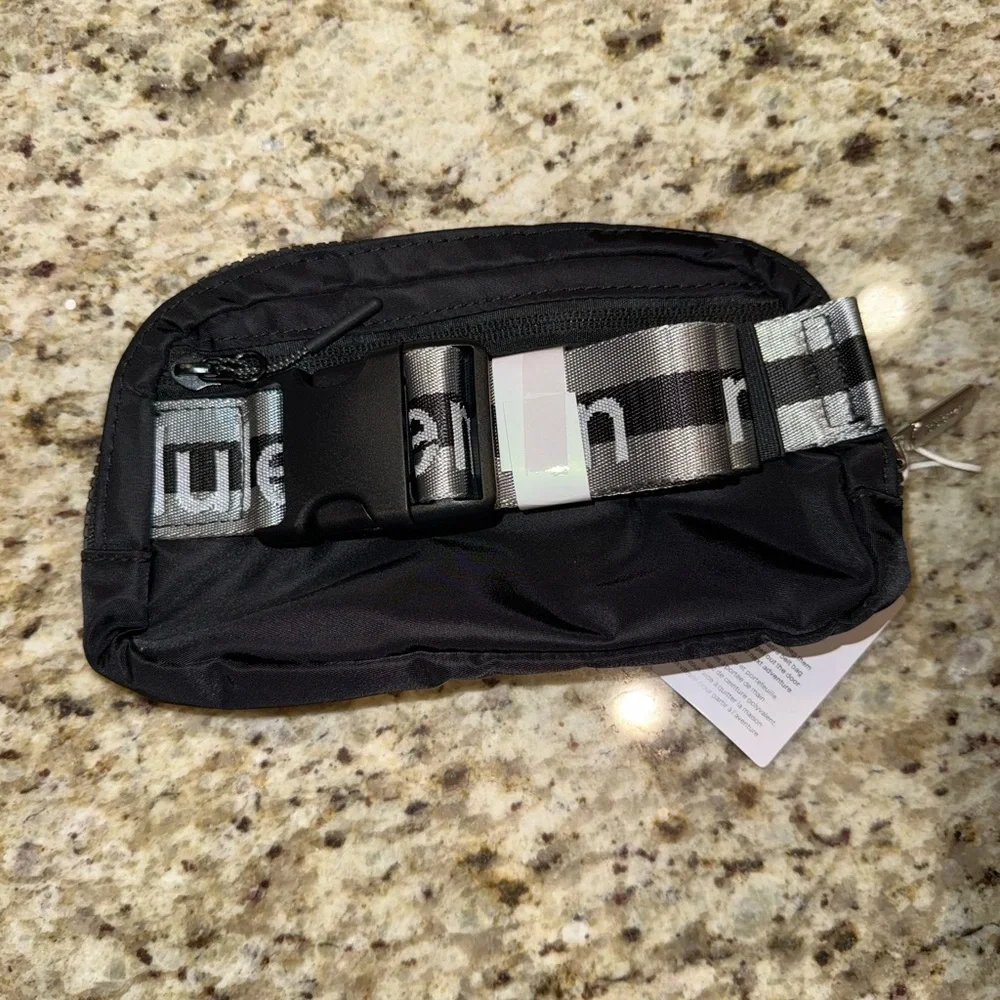 Lululemon Everywhere Belt Bag, 1L Pack Zip Closure Adjustable Strap Unisex